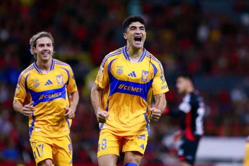 Nicolás Ibáñez y Sebastián Córdova celebran una anotación durante un duelo del Apertura 2024. Tigres vs Puebla Tigres vs Pachuca