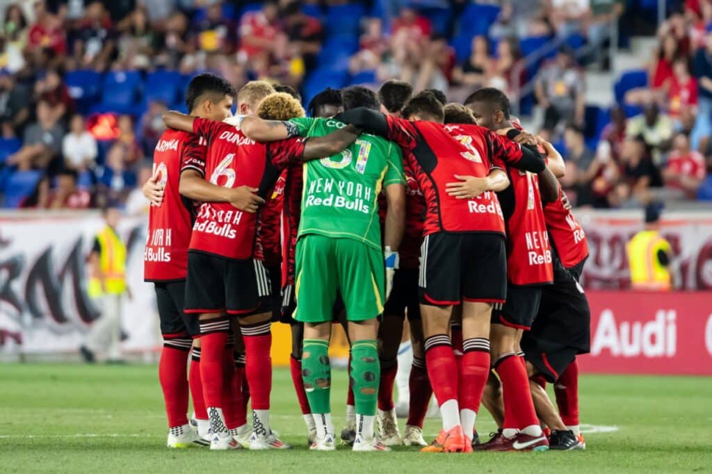 Jugadores del New York Red Bulls se reunen durante un partido de la MLS 2024. Pachuca vs New York RB