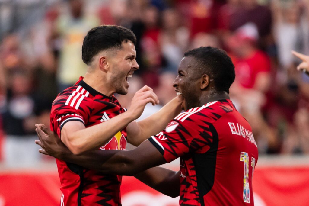 Los jugadores del New York Red Bulls, el escosés Lewis Morgan y el brasileño Elias Manoel,  festejan un partido de la MLS 2024. Pachuca vs New York RB