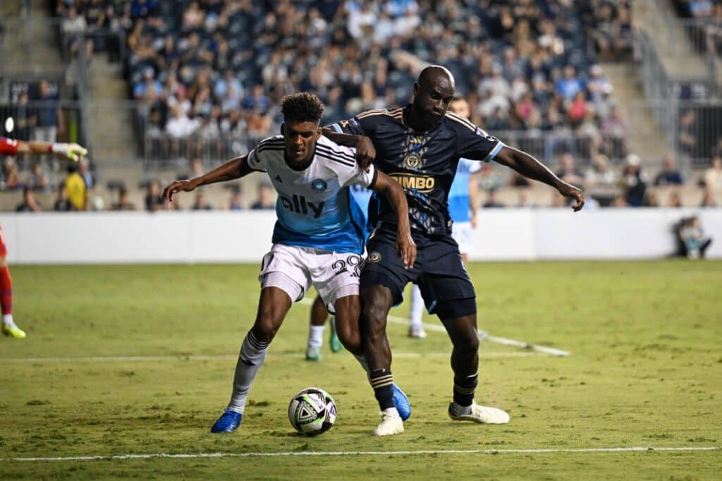 Joao Pedro del Charlotte FC va por la pelota en el juego ante Philadelphia Union de la Leagues Cup 2024. Charlotte vs Cruz Azul