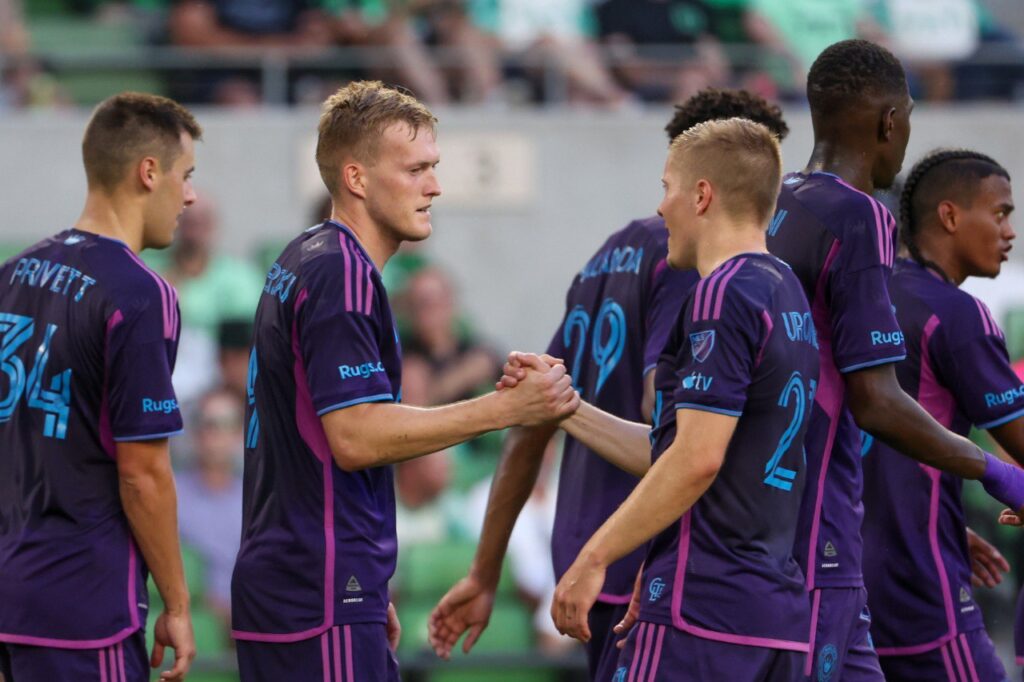 Jere Uronen y Karol Swiderski del Charlotte se saludan en un partido de la campaña 2024 de la MLS. Charlotte vs Cruz Azul