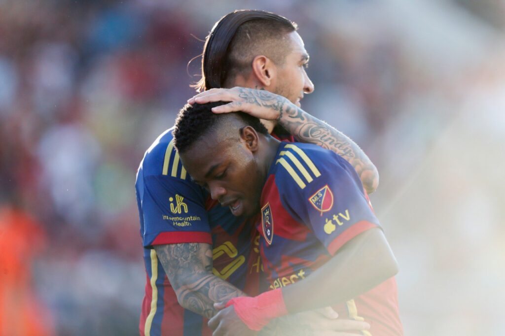 Jugadores del Real Salt Lake se abrazan durante un partido de la campaña 2024 de la MLS. Real Salt Lake vs Atlas