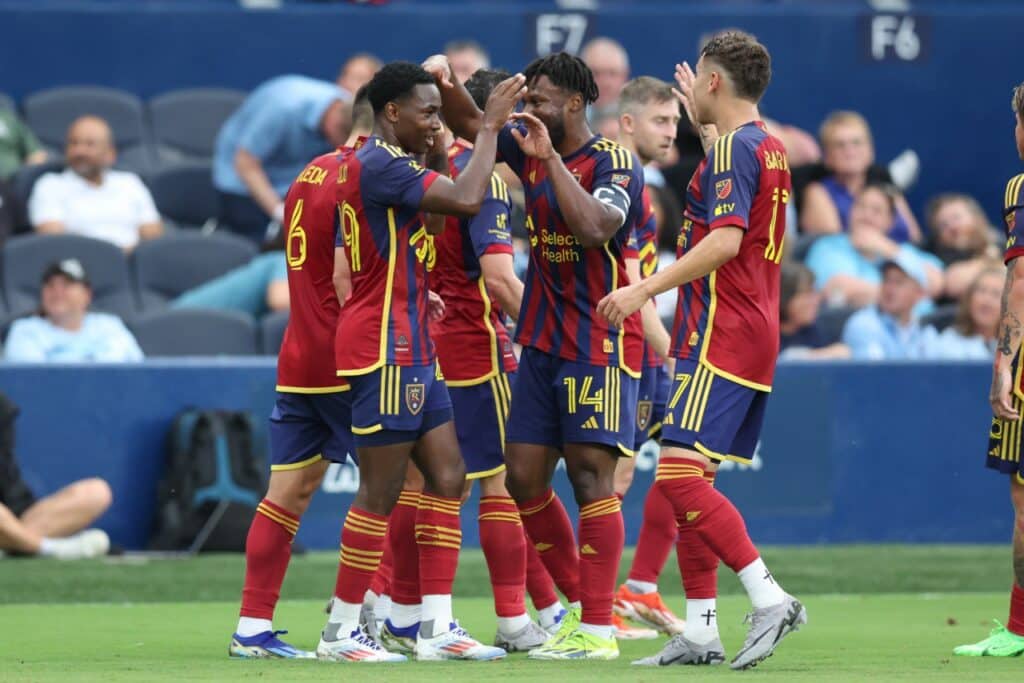 Jugadores del Real Salt Lake se reúnen para festejar en un partido de la campaña 2024 de la MLS. Real Salt Lake vs Atlas