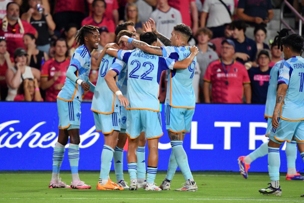 Jugadores del Colorado Rapids celebran una anotación durante un partido de la campaña 2024 de la MLS. Portland vs Colorado Juárez vs Colorado Rapids