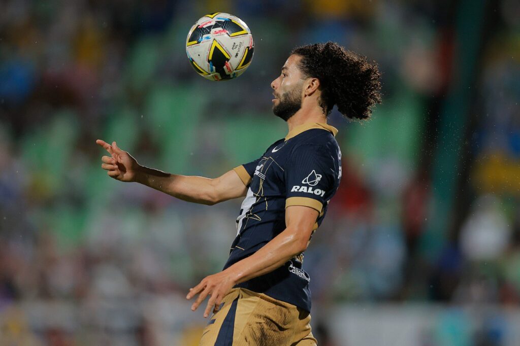 César "Chino" Huerta domina el balón durante un partido del Apertura 2024 vs Santos. Pumas vs Austin Vancouver vs Pumas liga mx all-star