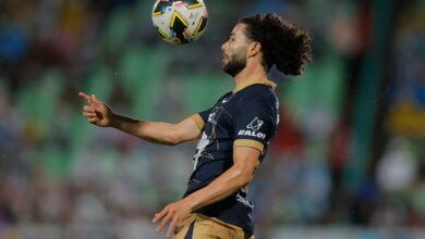 César "Chino" Huerta domina el balón durante un partido del Apertura 2024 vs Santos. Pumas vs Austin Vancouver vs Pumas liga mx all-star Seattle Sounders vs Pumas