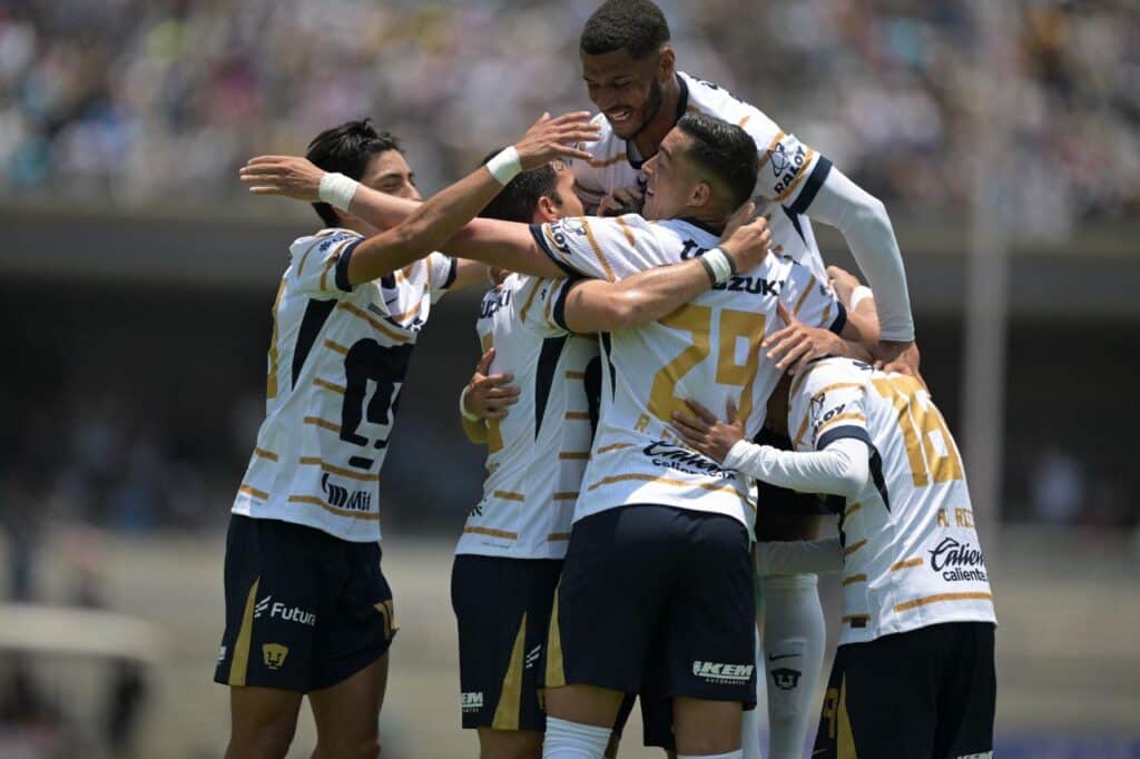 Jugadores de los Pumas celebran un gol durante un partido del Apertura 2024 de la Liga MX. Pumas vs Pachuca liga mx festejo gol Liga MX vs MLS Vancouver vs Pumas