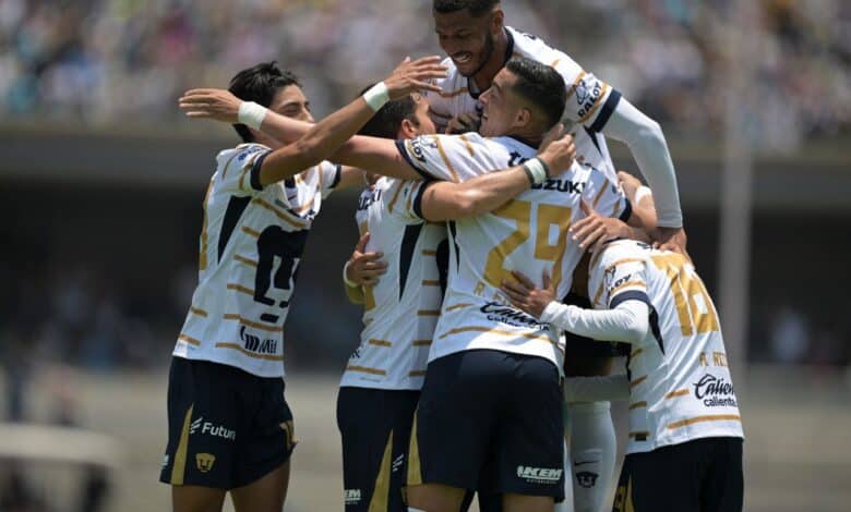 Jugadores de los Pumas celebran un gol durante un partido del Apertura 2024 de la Liga MX. Pumas vs Pachuca liga mx festejo gol Liga MX vs MLS Vancouver vs Pumas Tabla general Pumas vs Tigres