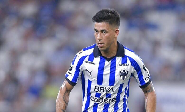 Maxi Meza con Rayados de Monterrey en el Estadio BBVA en un partido por la Liga MX. Pretendido por River Plate.