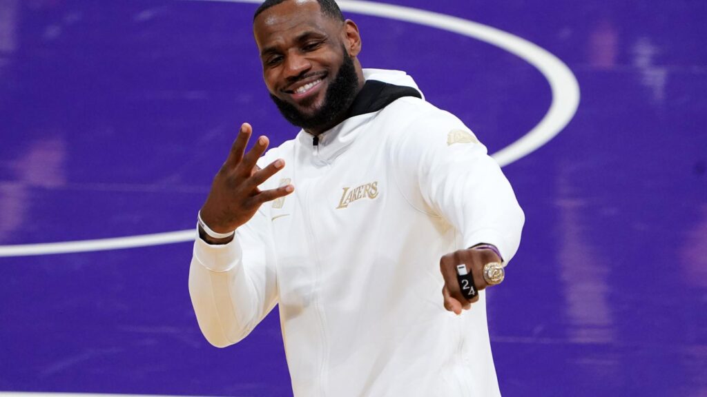 LeBron James, con grandes chances de ser propietario de un equipo de la NBA. 