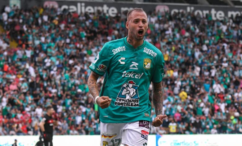 Nicolas Diente López con el Club León en competencia por un partido de la Liga MX, Camp Nou, México 2024.