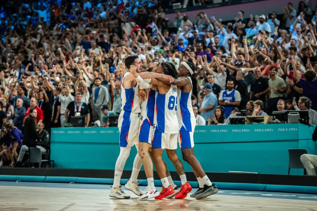 Francia vs Estados Unidos será la gran final de básquet masculino. Los locales quieren hacer historia. (@FIBA)