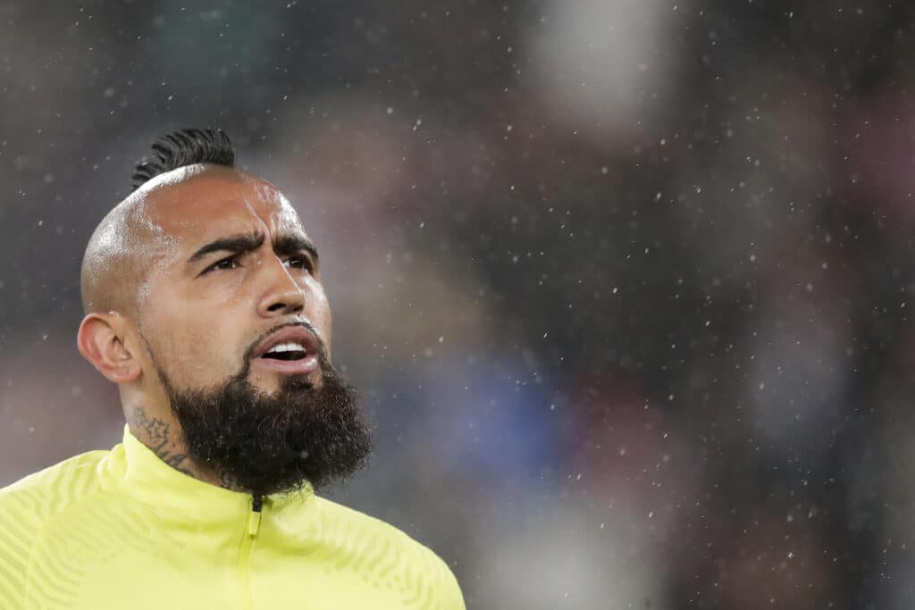 Universidad de Chile vs Colo Colo: Arturo Vidal es la gran duda para este Superclásico, ya que presenta una lesión muscular. ¿Llegará al partido?(Photo by David S. Bustamante/Soccrates/Getty Images)