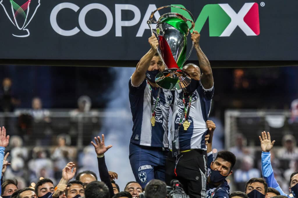 Nicolas Sanchez y Dorlan Pavón levantan el trofeo de campeón de la Copa MX 2020 en la final Monterrey vs Tijuana. Tijuana vs Monterrey