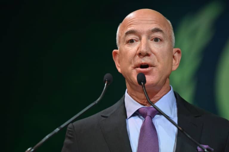 Jeff Bezos pretende comprar a Boston Celtics. 