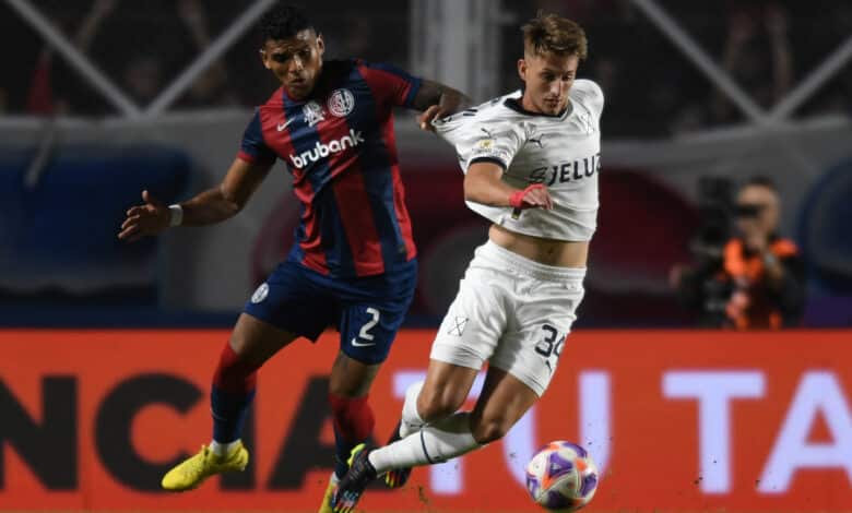 Independiente vs. San Lorenzo chocan el estadio Libertadores de América.