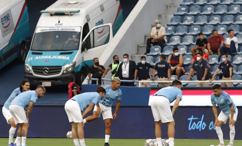 Uruguay vs. Paraguay se miden en el Centenario por las Eliminatorias Sudamericanas.