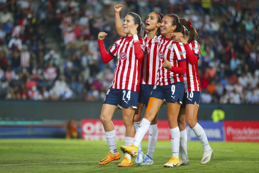 Alicia Cervantes celebra su gol con la playera de Chivas en la Liga MX Femenil.