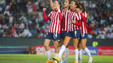 Alicia Cervantes celebra su gol con la playera de Chivas en la Liga MX Femenil.