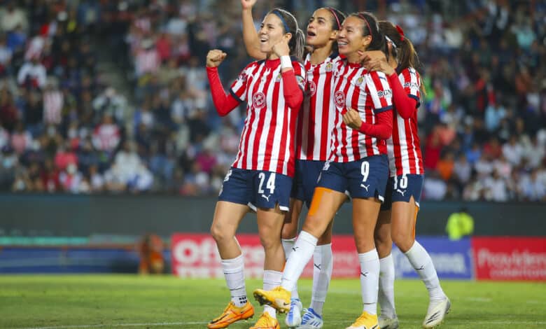 Alicia Cervantes celebra su gol con la playera de Chivas en la Liga MX Femenil.