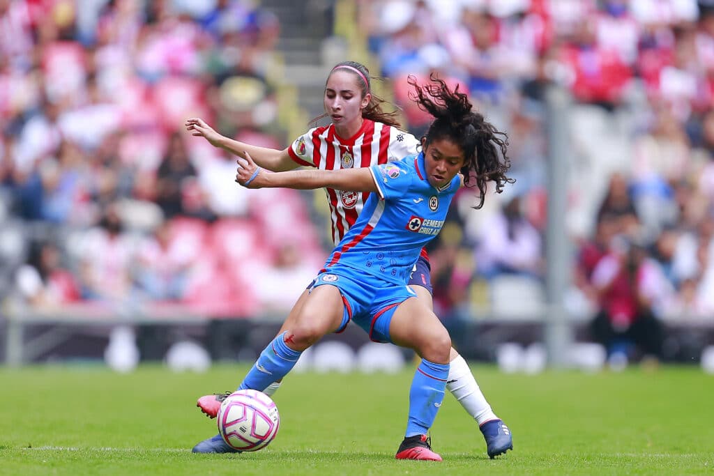 Angelica Torres y Diana Garcia en el juego de Cruz Azul vs Chivas del Apertura 2022 de la Liga MX Femenil en el Estadio Azteca. Chivas vs Cruz Azul