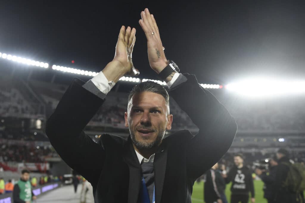 Martin Demichelis, entrenador de River Plate, celebra el título de la Liga Profesional 2023.