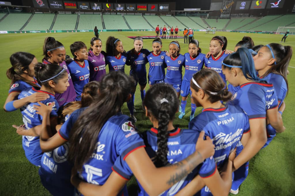 Jugadoras celestes antes del partido de Santos Laguna vs Cruz Azul del Torneo Clausura 2024 Liga MX Femenil