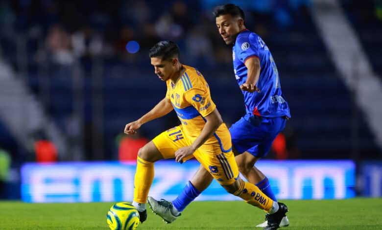 Jesus Garza y Angel Sepulveda en el partido de Cruz Azul vs Tigres en el Torneo Clausura 2024 de la Liga MX. Tabla general