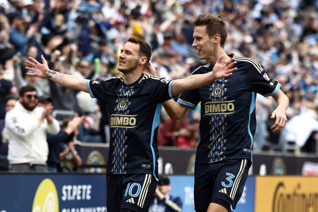 Déniel Gazdag y Jack Elliott celebran un gol en el juego de Philadelphia Union vs Minnesota United de la MLS 2024. Columbus Crew vs Philadelphia