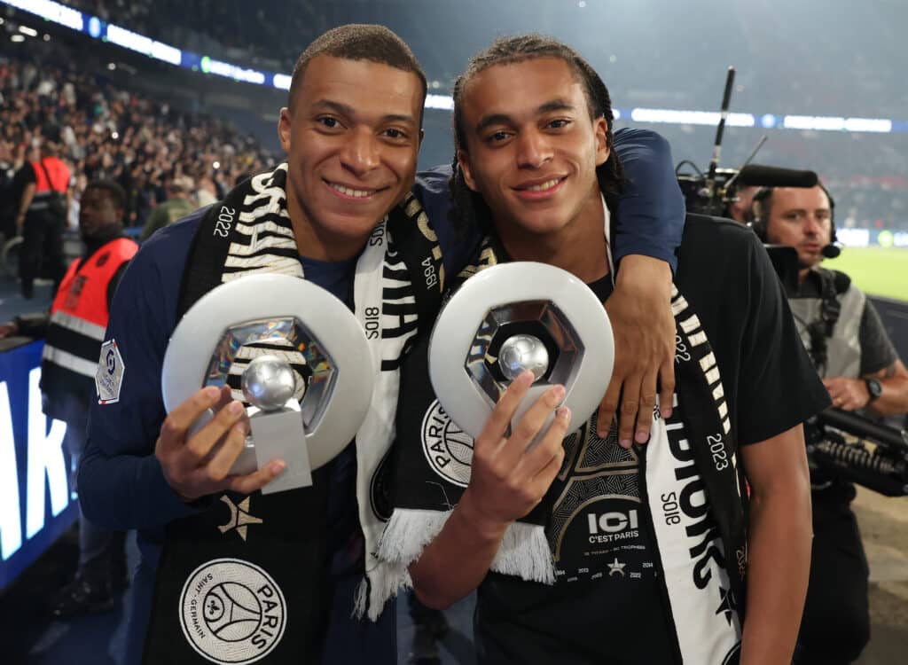 Kylian Mbappé y su hermano, Ethan.