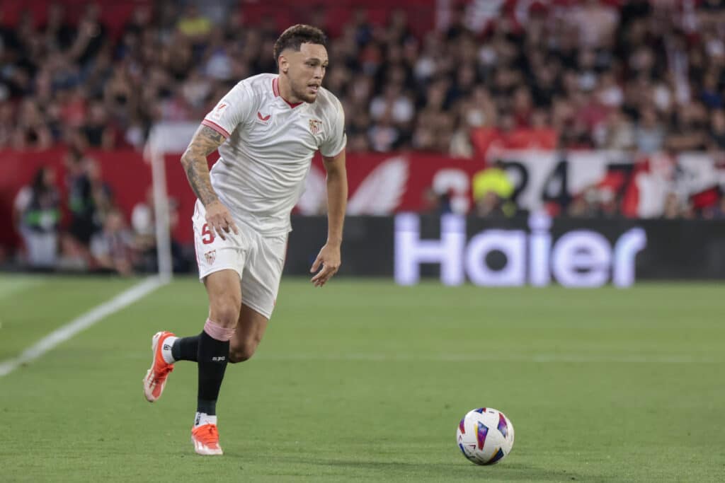 Lucas Ocampos en el partido Sevilla vs Barcelona en LaLiga 2023-24