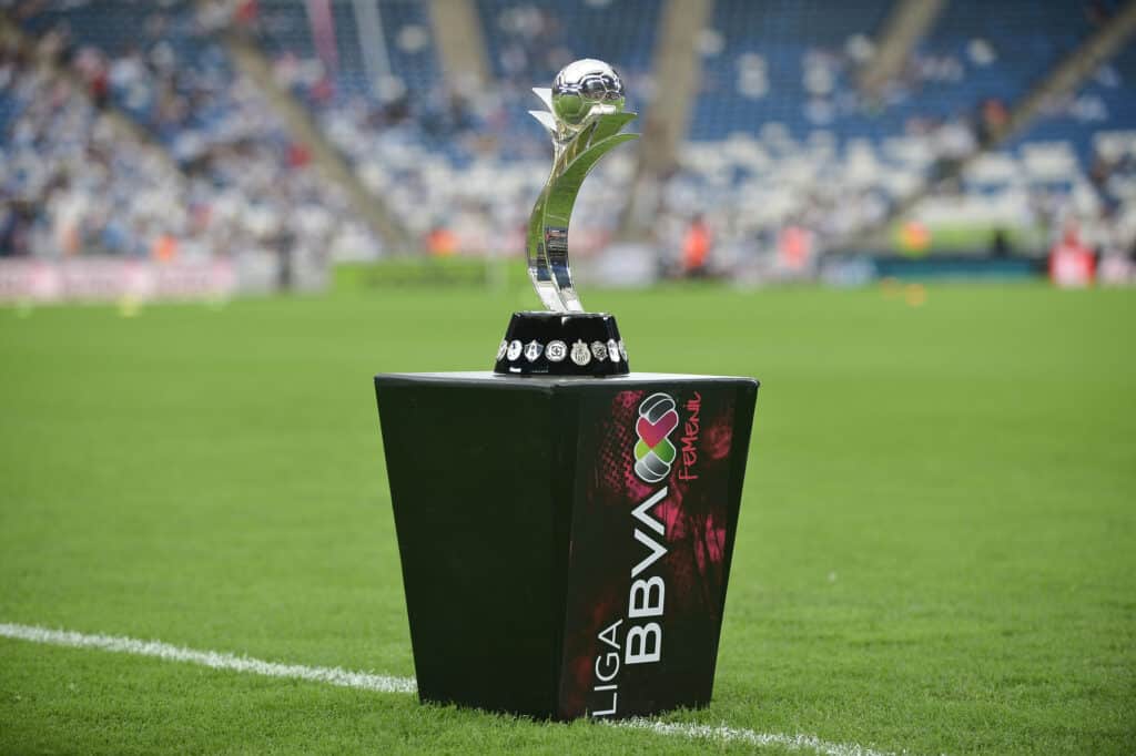 Trofeo de la Liga MX Femenil en la final de Rayadas de Monterrey vs América en el estadio BBVA.  León vs América