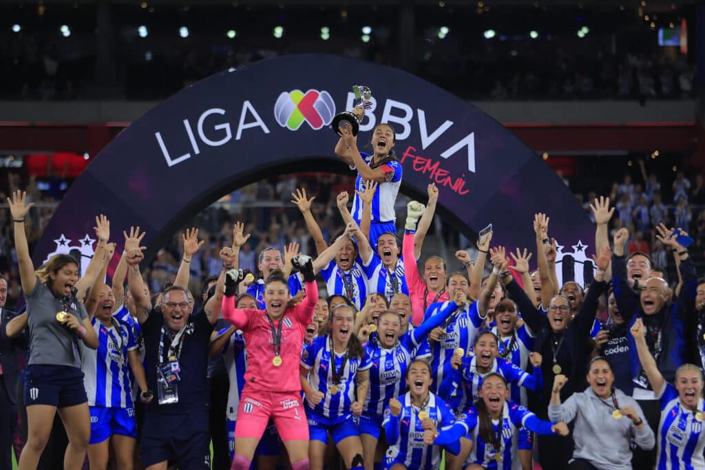 Jugadoras de Monterrey celebran el campeonato del Torneo Clausura 2024 de la Liga MX Femenil en la final de Rayadas de Monterrey vs América.