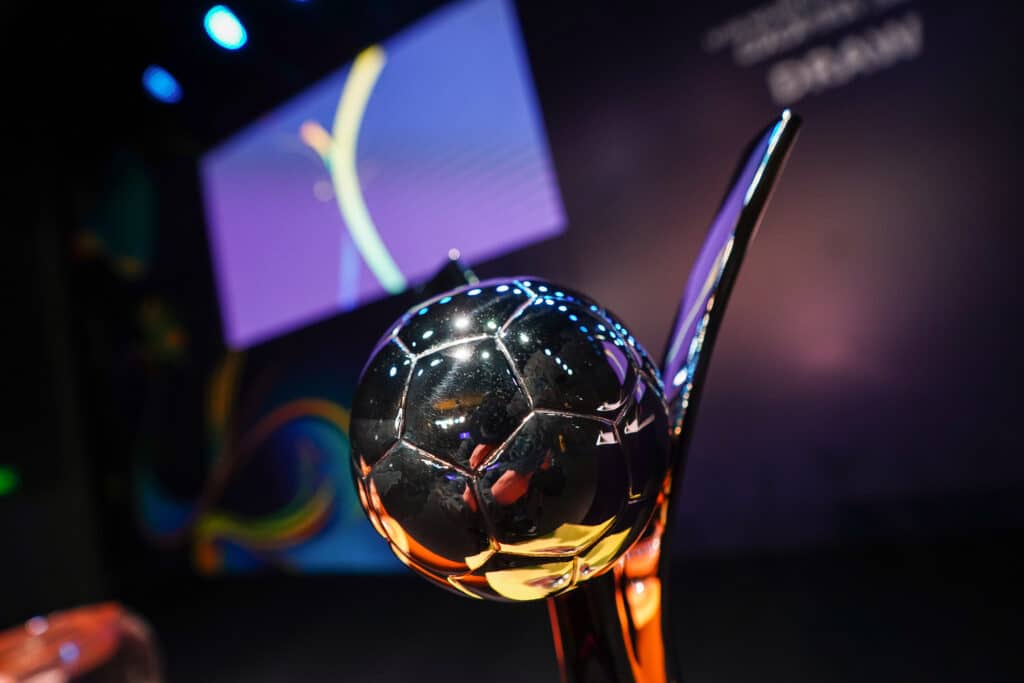 Trofeo del Mundial Femenil FIFA Sub-20  Colombia 2024 durante el sorteo de la fase de grupos. Camerún vs México