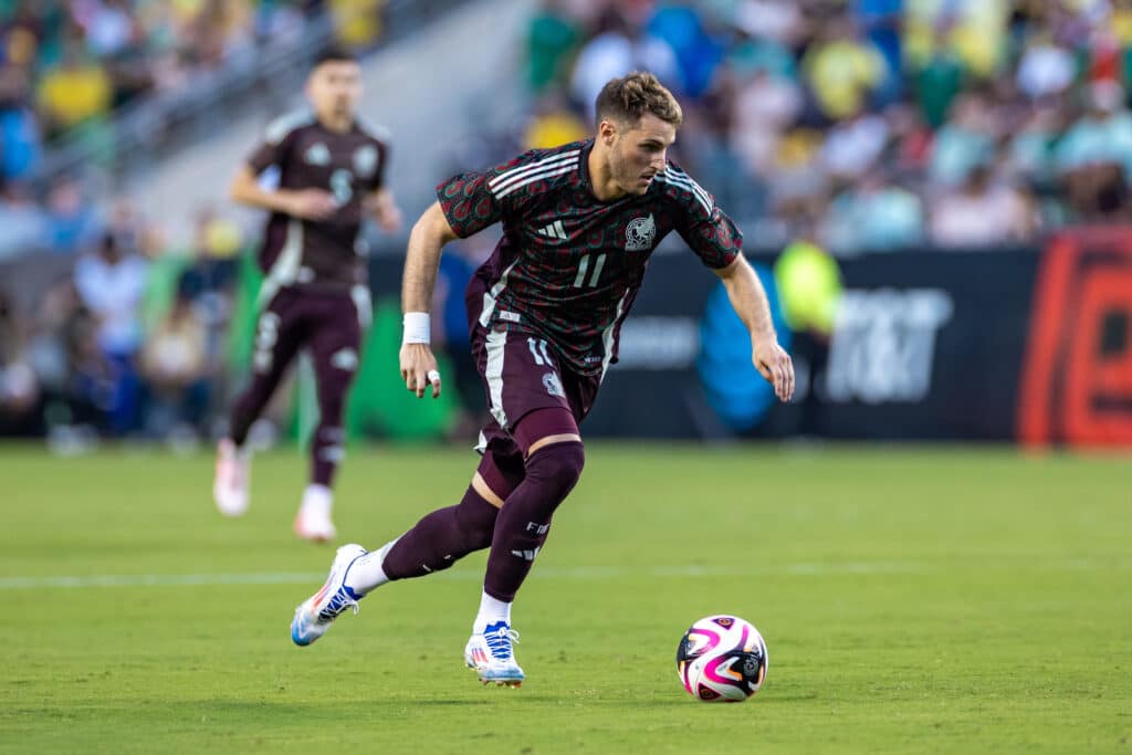 Santiago Giménez con la playera de la Selección Mexicana.