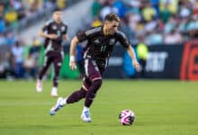 Santiago Giménez con la playera de la Selección Mexicana.