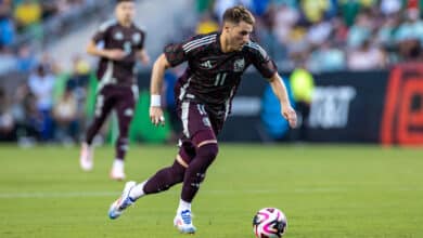 Santiago Giménez con la playera de la Selección Mexicana.