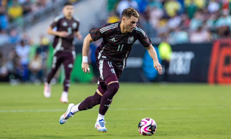 Santiago Giménez con la playera de la Selección Mexicana.