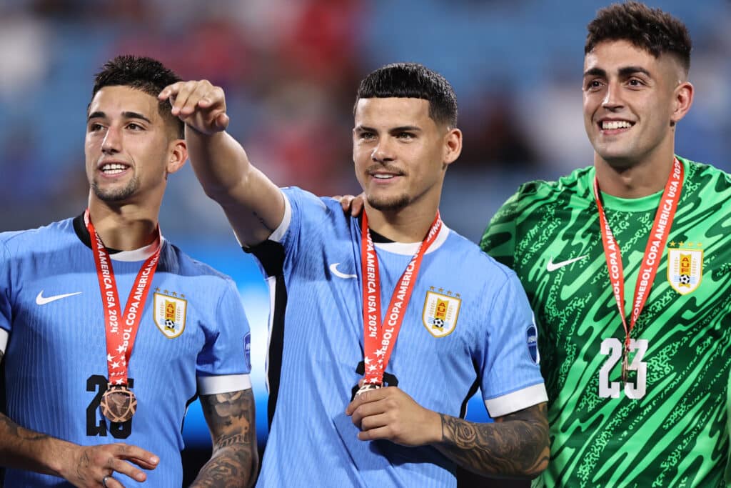 Maximiliano Araujo celebra con Uruguay el tercer lugar de la Copa America 2024. Liga MX