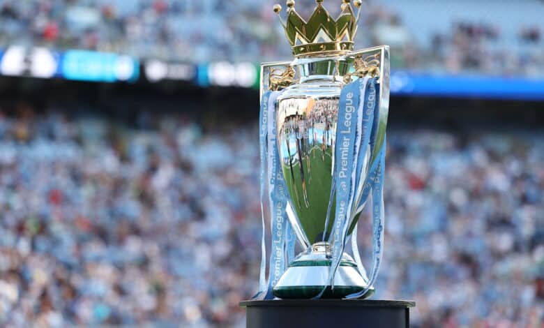 El trofeo de la Premier League en el duelo amistoso de Manchester City vs Celtic en 2024