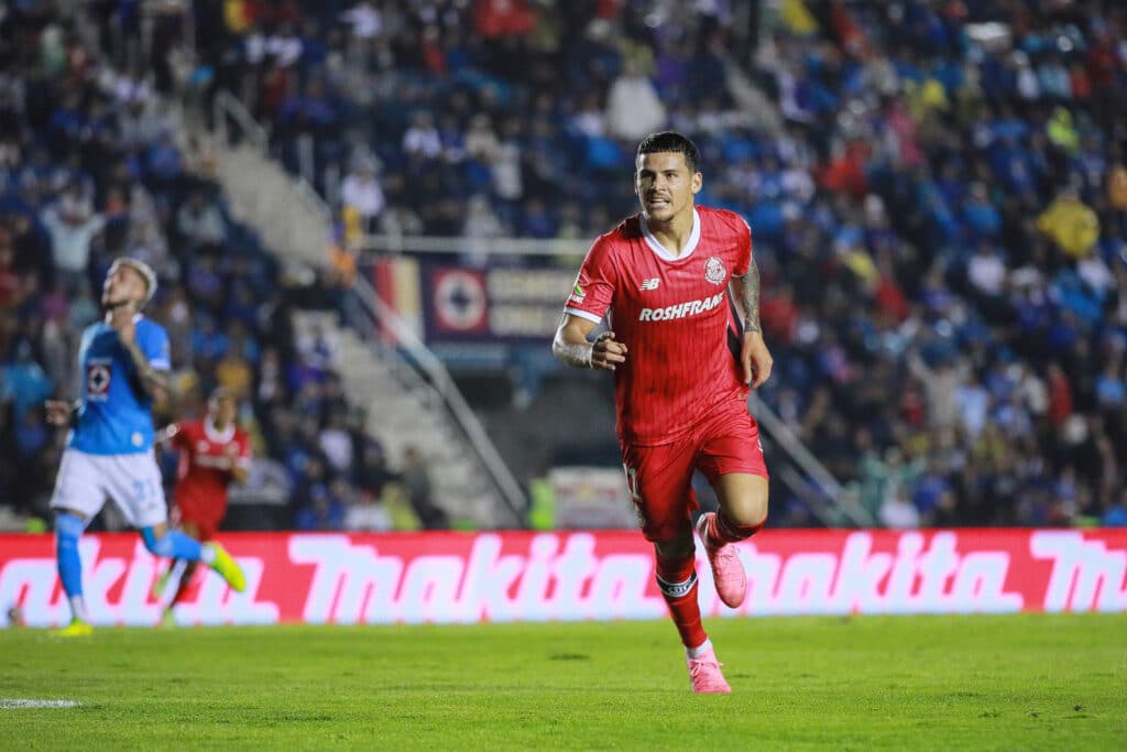 Maximiliano Araujo celebra su gol en el juego de Cruz Azul vs Toluca en el Torneo Apertura 2024 de la Liga MX