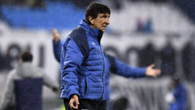 Gustavo Costas piensa qué equipo poner para el Talleres vs Racing.