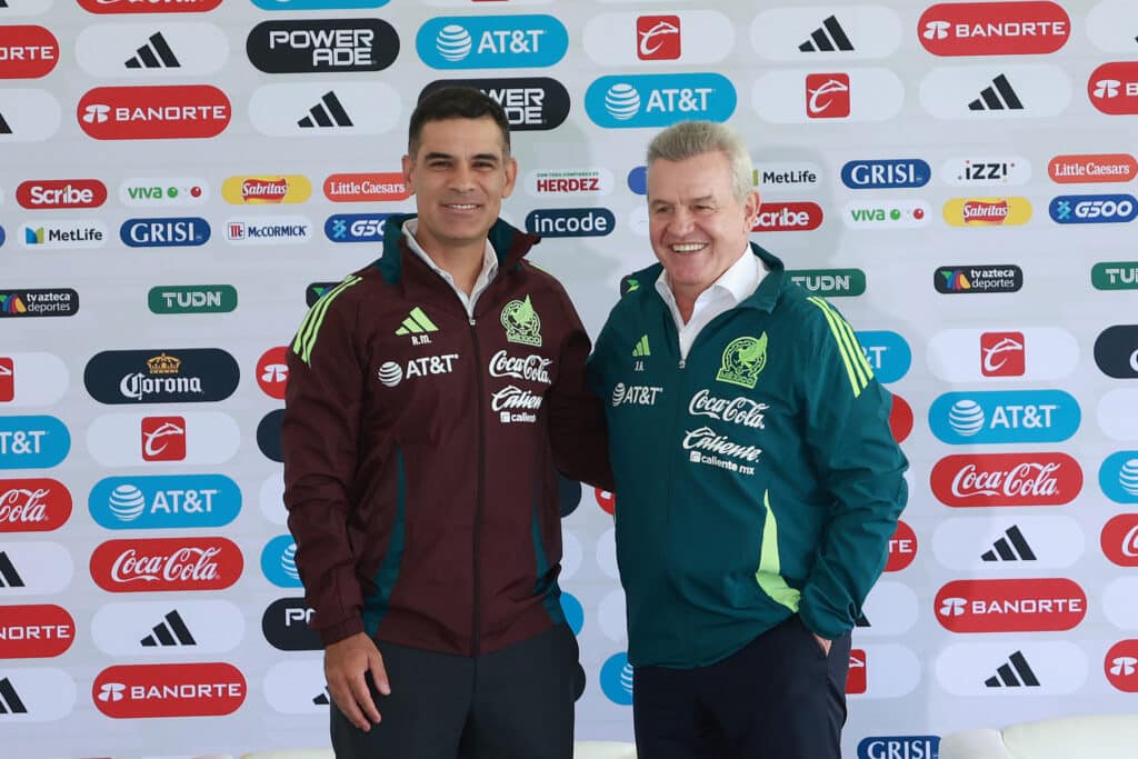 Rafael Márquez y Javier 'El Vasco' Aguirre durante su presentación como entrenador de la Selección de México.