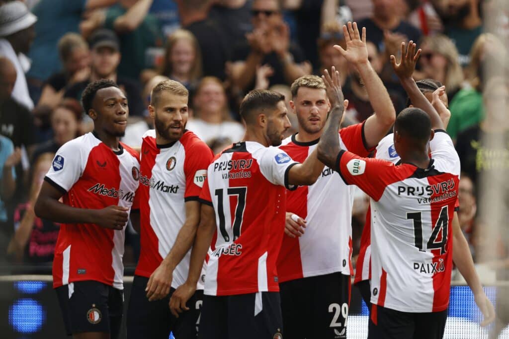 Antoni Milambo, Bart Nieuwkoop, Luka Ivanusec, Santiago Gimenez e Igor Paixao celebran el gol en el juego de Feyenoord vs Willem II de la Eredivisie 2024-25. PEC Zwolle vs Feyenoord