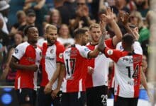 Antoni Milambo, Bart Nieuwkoop, Luka Ivanusec, Santiago Gimenez e Igor Paixao celebran el gol en el juego de Feyenoord vs Willem II de la Eredivisie 2024-25. PEC Zwolle vs Feyenoord