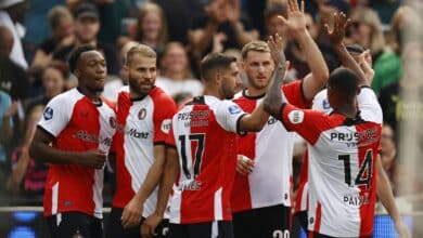 Antoni Milambo, Bart Nieuwkoop, Luka Ivanusec, Santiago Gimenez e Igor Paixao celebran el gol en el juego de Feyenoord vs Willem II de la Eredivisie 2024-25. PEC Zwolle vs Feyenoord