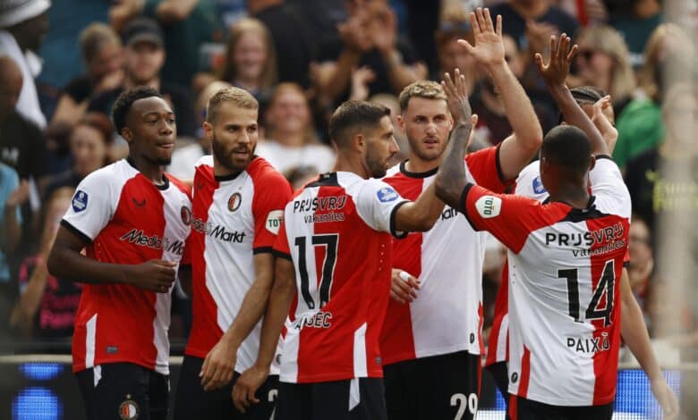 Antoni Milambo, Bart Nieuwkoop, Luka Ivanusec, Santiago Gimenez e Igor Paixao celebran el gol en el juego de Feyenoord vs Willem II de la Eredivisie 2024-25. PEC Zwolle vs Feyenoord