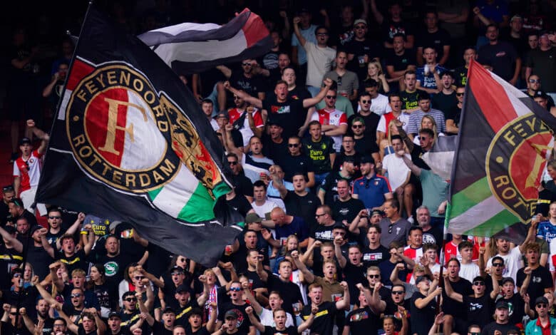 Aficionados en las gradas del Stadium Feijenoord en el juego Feyenoord vs Willem II de la Eredivisie 2024-25. PEC Zwolle vs Feyenoord