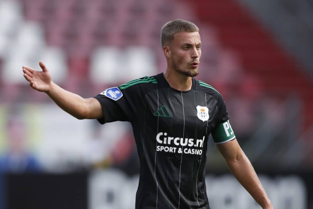 Davy van den Berg en el juego de FC Utrecht vs PEC Zwolle de la Eredivisie 2024-25. PEC Zwolle vs Feyenoord