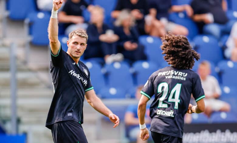 Santiago Gimenez celebra su gol en el juego PEC Zwolle vs Feyenoord en la Eredivisie 2024-25